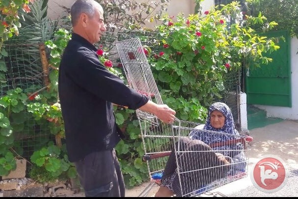 فيديو وصور- مسنة تتفسح على عربة سوبرماركت