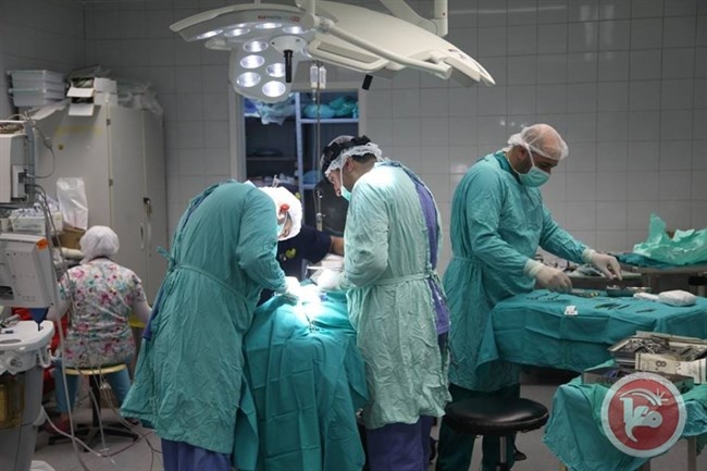 فريق طبي يواصل إجراء العمليات المجانية في رام الله