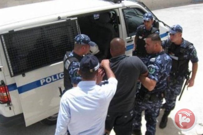شرطة بيت لحم تقبض على تاجر مخدرات داخل مخيم الدهيشة