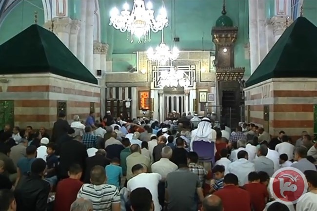 8 آلاف مواطن يؤدون صلاة الفجر في المسجد الابراهيمي