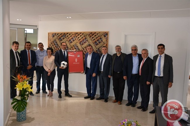نادي هلال القدس يزور بنك فلسطين
