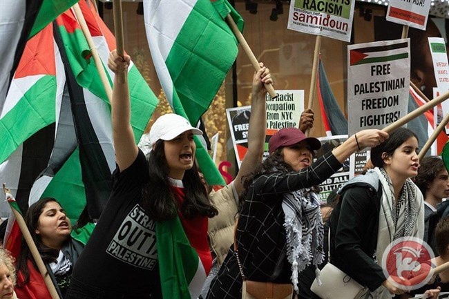 نيويورك- أهالي تلاميذ يهود يحتجون على وقوف أبنائهم حدادا على شهداء غزة