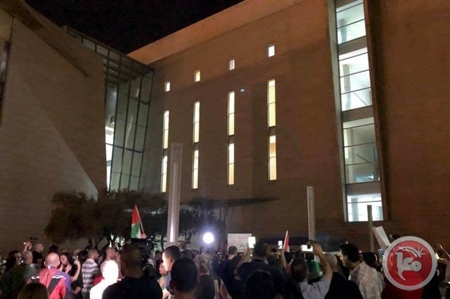 فيديو- عشرات المتظاهرين امام محكمة الاحتلال في حيفا