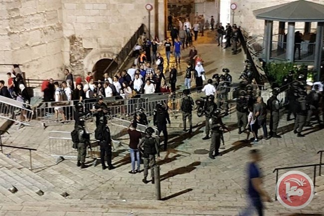 Settlers storm the column gate, and the occupation arrests a citizen