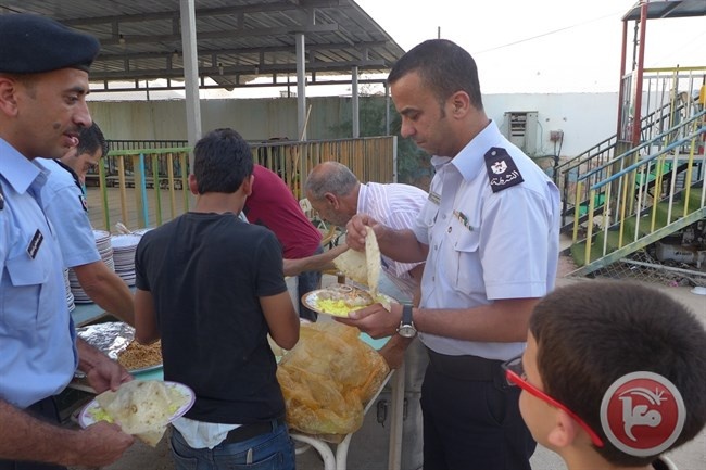 الشرطة تنظم مادبة افطار للايتام والمحتاجين في اريحا
