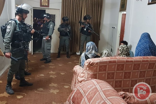 الاحتلال يعتقل 9 مواطنين من رام الله والخليل