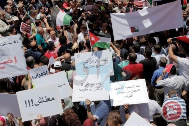 اردنيون يهتفون ضد &quot;الضريبة&quot; ورفع الأسعار أمام النقابات