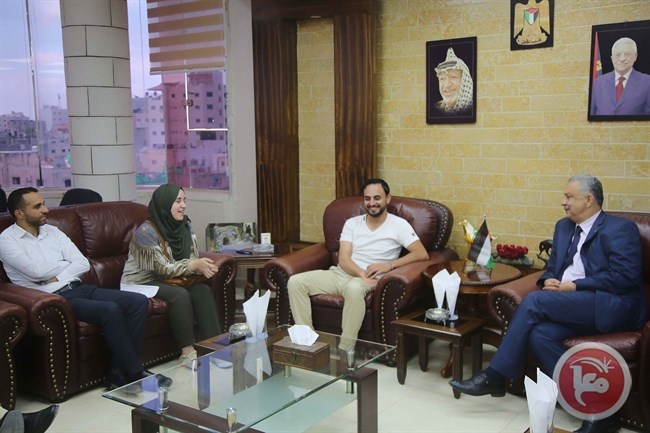 محافظ طولكرم يلتقي مجموعة &quot;الزي الفلسطيني&quot;