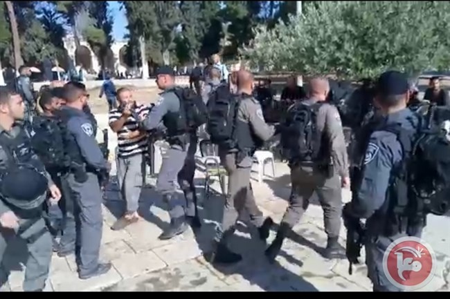 فيديو- الاحتلال يهاجم المصلين في الأقصى