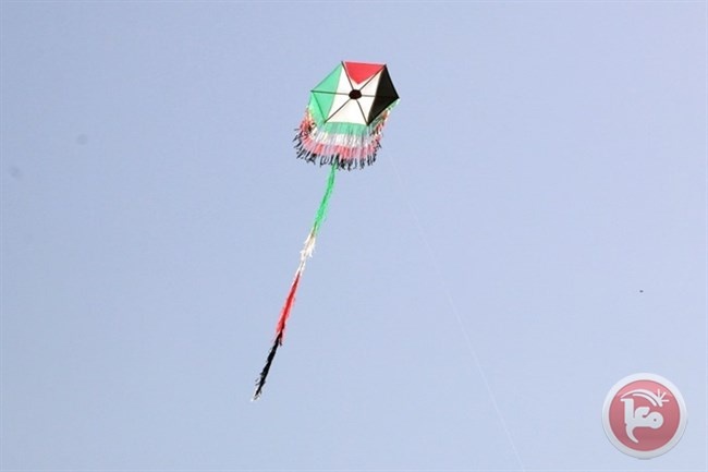 طائرات الاحتلال تستهدف مطلقي الطائرات الورقية