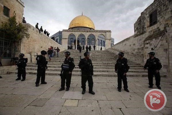 الاحتلال يعتقل فتيين من ساحات الأقصى.. وقرارات ابعاد جديدة
