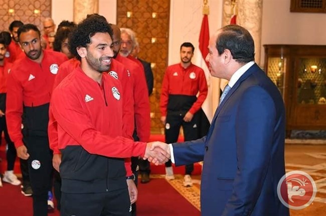 السيسي يصافع لاعبي منتخب مصر قبل التوجه لروسيا