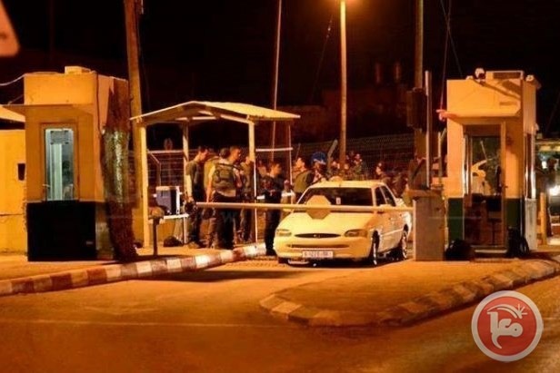 شاهد- الاحتلال ينكل بشاب على حاجز &quot;الكونتينر&quot;