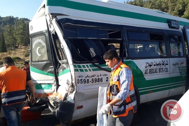 ٢٠ اصابة في حادث سير بين حافلتين فلسطينية واسرائيلية