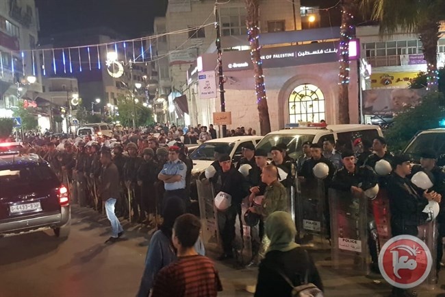 فيديو- اجهزة الامن تمنع تظاهرة في رام الله وتقمع المشاركين
