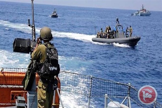 بحرية الاحتلال تستهدف الصيادين شمال القطاع وتدمر كشافات إنارة لعدة مراكب