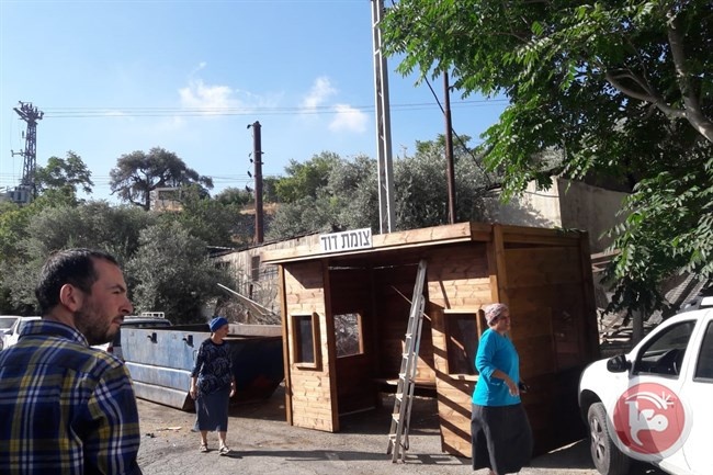 مستوطنون ينصبون محطة انتظار في تل ارميدة
