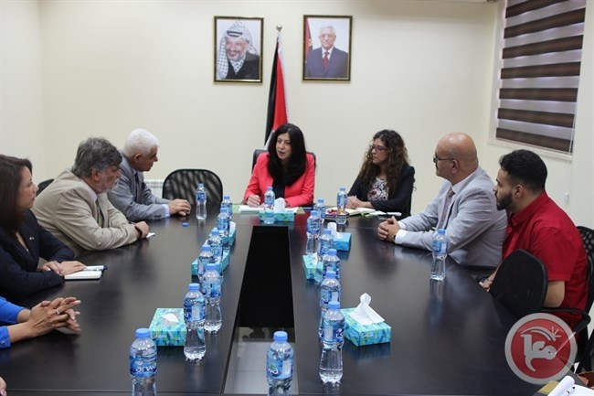 عودة تبحث مع وفد كندي الفرص الاستثمارية بفلسطين
