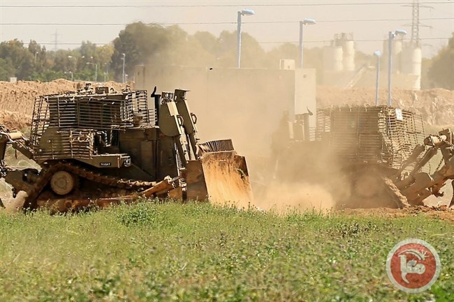 جيش الاحتلال يشق طرقا عسكرية في الحقول المحاذية للحدود مع قطاع غزة