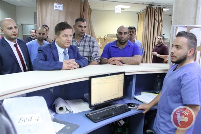 وزير الصحة يتفقد سير العمل في مجمع فلسطين الطبي