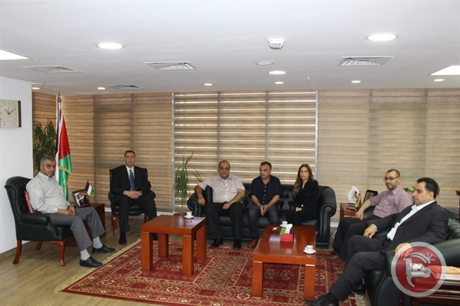 سفير فلسطين في القاهرة يبحث ترتيبات سفر حجاج غزة