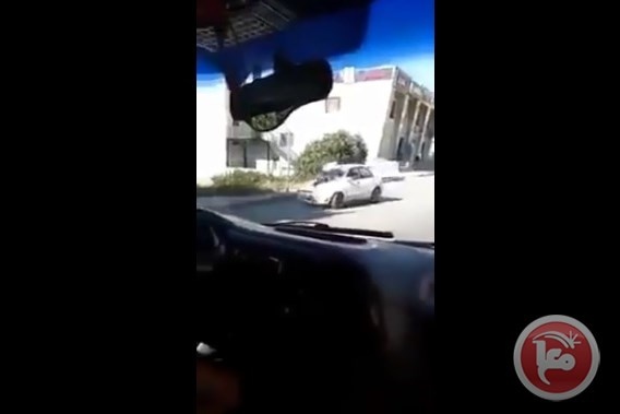 الخليل- رجل امن يهرب بسيارة مشطوبة تعلق بها شرطي (فيديو)