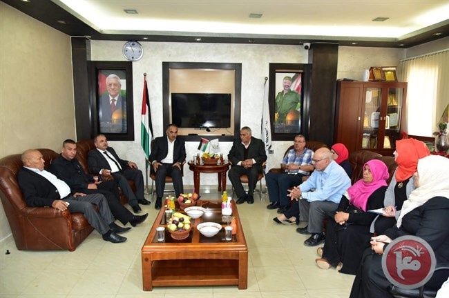 رئيس بلدية يطا يجتمع مع وكيل وزارة التربية والتعليم العالي