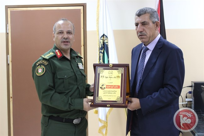 رئيس بلدية دورا يهنئ أبو هنود بتوليه قيادة منطقة الخليل