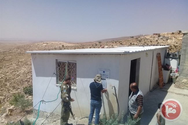 الاحتلال يهدد بهدم مدرسة و4 مساكن شرق يطا