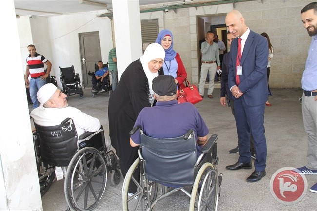 غنام تسلم كراسي كهربائية لعدد من ذوي الإعاقة