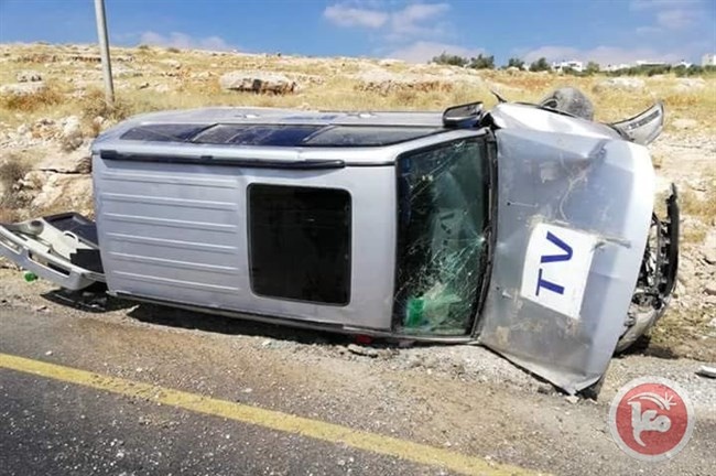 اصابة 3 صحفيين من الجزيرة بحادث سير