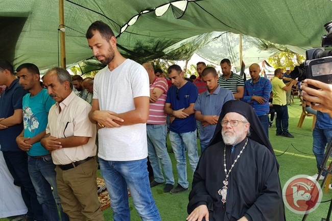 أداء صلاة الجمعة في الخان الأحمر المهددة بالهدم والترحيل