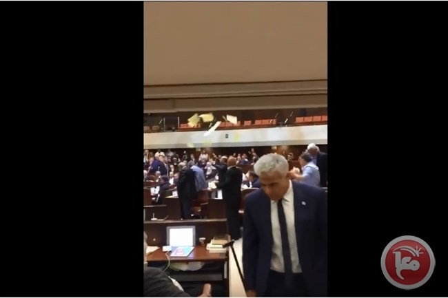 فيديو- المشتركة تمزق القانون العنصري وتلقيه بوجه نتنياهو