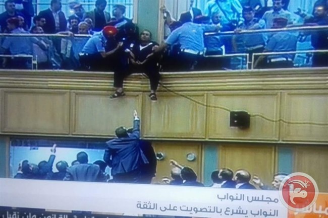 اردني يهدد بالقاء نفسه من شرفة مجلس النواب