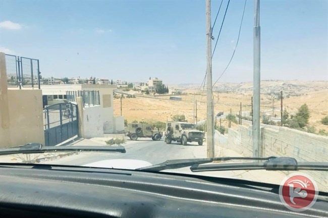الاحتلال يقتحم بلدة تقوع ويحاول خلع أبوب مدرسة الذكور