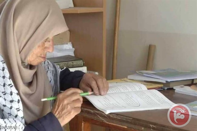خديجة تحصد شهادة &quot;الانجاز&quot;