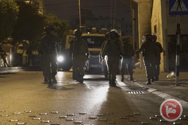حملة اعتقالات والقاء قنبلة على دورية للاحتلال في الضفة