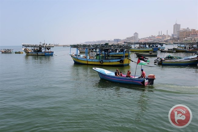 الاحتلال يعتقل صيادين ويصادر قاربهما جنوب القطاع