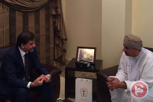 السفير عبد الهادي يبحث آخر التطورات مع نظيره العُماني