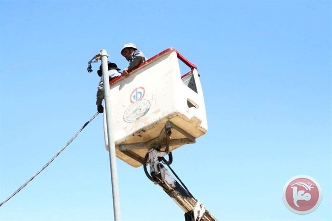 بلدية الخليل تلبي نداء الريحية بعد انقطاع الكهرباء