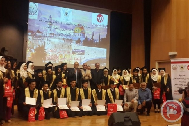 التربية تكرم أوائل &quot;الإنجاز&quot; في القدس