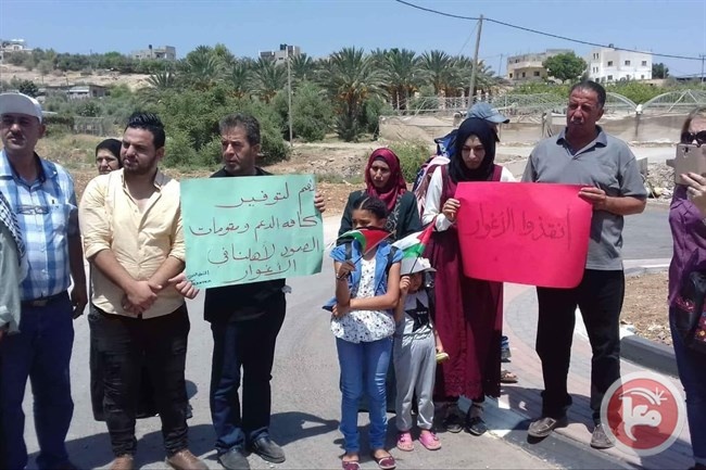 بعد قطع الاحتلال المياه- نشطاء يتضامنون مع &quot;بردلة&quot;