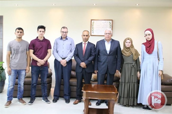 &quot;مجموعة الأخوة العرب&quot; تقدم عددا من المنح لطلبة بوليتكنك فلسطين