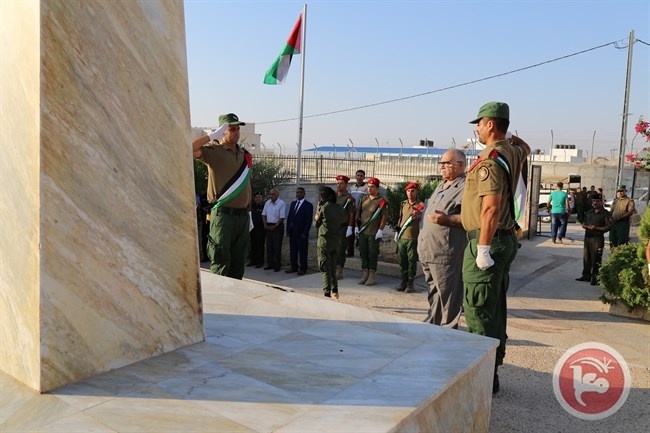 نائب محافظ أريحا يضع إكليل الرئيس على النصب التذكاري للشهداء