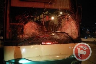 رشق حافلة مستوطنين بالحجارة شمال الخليل