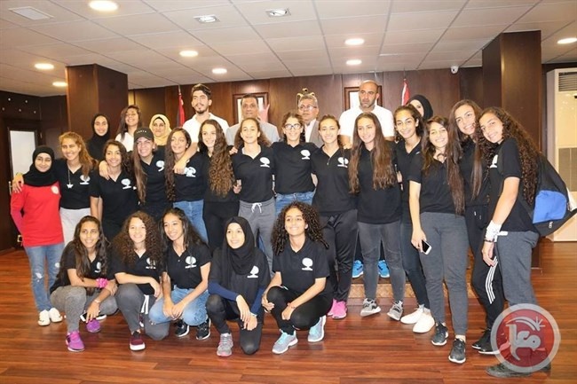 السفير دبور يستقبل منتخبنا للشابات في بيروت