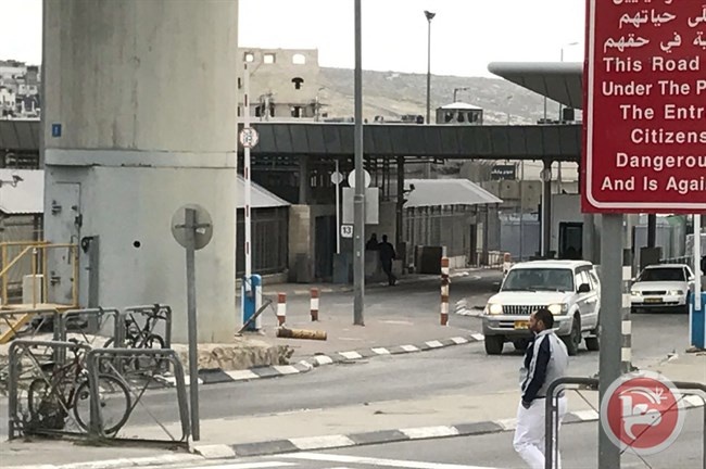 اغلاق حاجز قلنديا- الاحتلال يعتقل 16 مواطنا بينهم فتاة