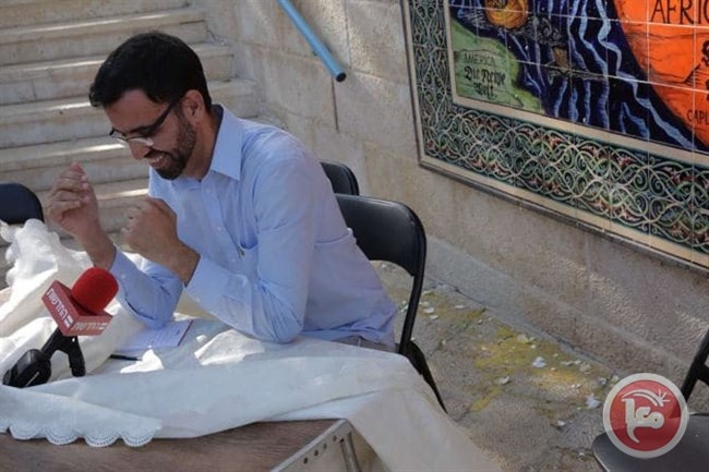 فيديو- رشق مرشحين مقدسيين لانتخابات بلدية الاحتلال بالبيض
