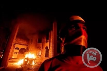 مقتل 5 متظاهرين- محتجون يحرقون القنصلية الإيرانية بالبصرة