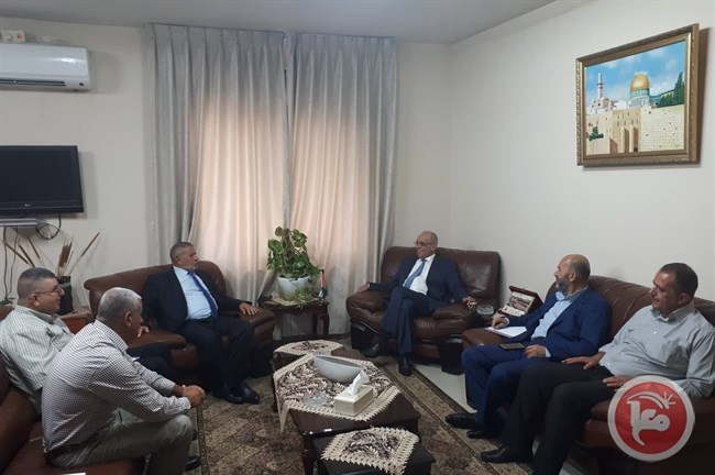 الوزير طبيلة يجتمع مع رئيس وأعضاء بلدية أبو ديس